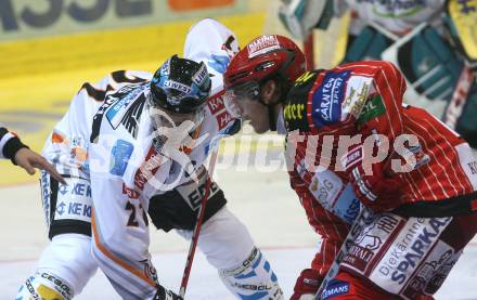 EBEL Eishockey Bundesliga. KAC gegen EHC Liwest Linz. Dieter Kalt (KAC), Philipp Lukas (Linz) . Klagenfurt, am 17.9.2009.
Foto: Kuess
---
pressefotos, pressefotografie, kuess, qs, qspictures, sport, bild, bilder, bilddatenbank