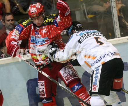 EBEL. Eishockey Bundesliga. KAC gegen EHC LIWEST Linz. SCHULLER David (KAC), MACDONALD Franklin (Linz). Klagenfurt, am 17.9.2009.
Foto: Kuess

---
pressefotos, pressefotografie, kuess, qs, qspictures, sport, bild, bilder, bilddatenbank