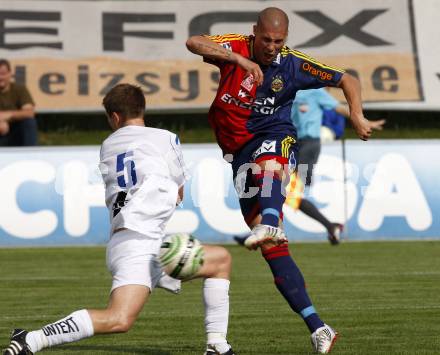 Fussball OEFB Cup. FC St. Veit gegen Rapid Wien. Michael Rebernig,  (St. Veit), Mario Konrad (Rapid). St. Veit, am 20.9.2009.
Foto: Kuess

---
pressefotos, pressefotografie, kuess, qs, qspictures, sport, bild, bilder, bilddatenbank