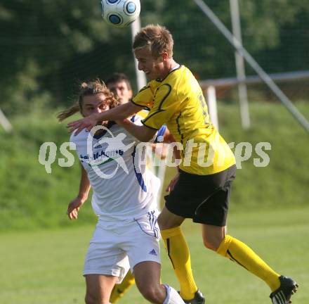 Fussball Kaerntner Liga. SK Maria Saal gegen SK Austria Kaernten 1b. Hannes Christian Pickl (Maria Saal), Roman Adunka (Austria Kaernten). Maria Saal, am 19.9.2009.
Foto: Kuess
---
pressefotos, pressefotografie, kuess, qs, qspictures, sport, bild, bilder, bilddatenbank