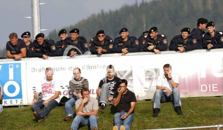 Fussball OEFB Cup. FC St. Veit gegen Rapid Wien. Polizei. St. Veit, am 20.9.2009.
Foto: Kuess

---
pressefotos, pressefotografie, kuess, qs, qspictures, sport, bild, bilder, bilddatenbank