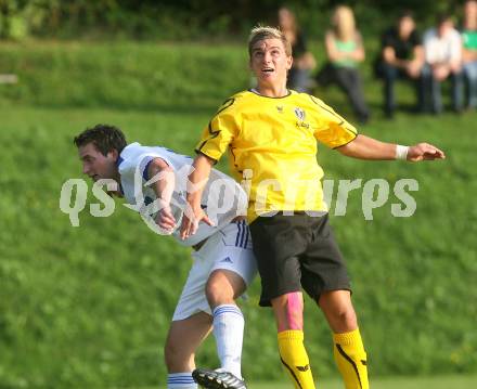 Fussball Kaerntner Liga. SK Maria Saal gegen SK Austria Kaernten 1b. Gernot Werner Lamprecht (Maria Saal), Peter Pucker (Austria Kaernten). Maria Saal, am 19.9.2009.
Foto: Kuess
---
pressefotos, pressefotografie, kuess, qs, qspictures, sport, bild, bilder, bilddatenbank