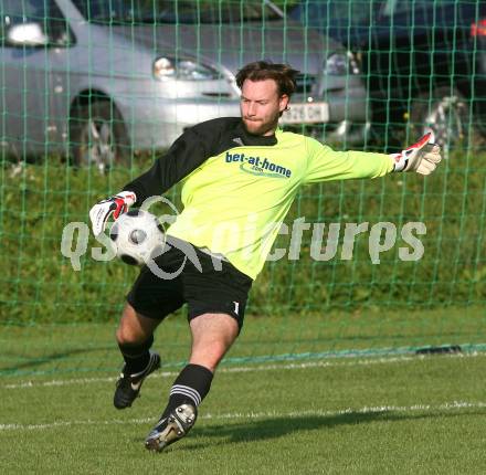 Fussball Kaerntner Liga. SK Maria Saal gegen SK Austria Kaernten 1b. Alexander Schenk (Maria Saal). Maria Saal, am 19.9.2009.
Foto: Kuess
---
pressefotos, pressefotografie, kuess, qs, qspictures, sport, bild, bilder, bilddatenbank