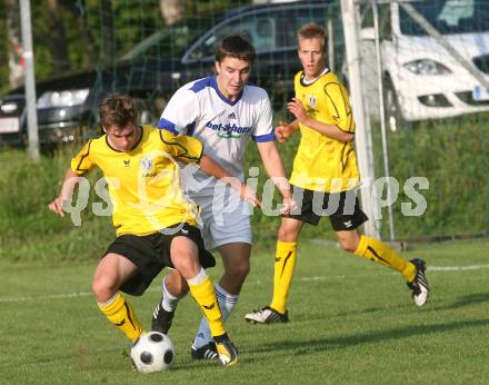 Fussball Kaerntner Liga. SK Maria Saal gegen SK Austria Kaernten 1b. Benno Grottenegg (Maria Saal), Jakob Orgonyi (Austria Kaernten). Maria Saal, am 19.9.2009.
Foto: Kuess
---
pressefotos, pressefotografie, kuess, qs, qspictures, sport, bild, bilder, bilddatenbank