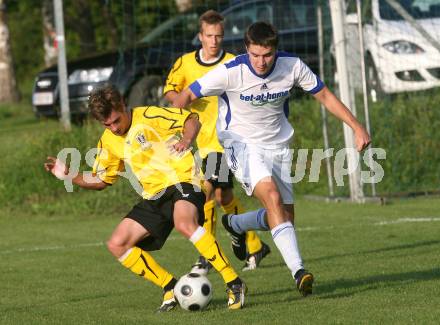 Fussball Kaerntner Liga. SK Maria Saal gegen SK Austria Kaernten 1b. Benno Grottenegg (Maria Saal), Jakob Orgonyi (Austria Kaernten). Maria Saal, am 19.9.2009.
Foto: Kuess
---
pressefotos, pressefotografie, kuess, qs, qspictures, sport, bild, bilder, bilddatenbank