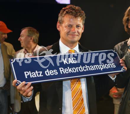 EBEL. Eishockey Bundesliga. 100 Jahr Feier KAC. Buergermeister Christian Scheider mit der Tafel Platz des Rekordchampions. Klagenfurt, am 19.9.2009.
Foto: Kuess
---
pressefotos, pressefotografie, kuess, qs, qspictures, sport, bild, bilder, bilddatenbank