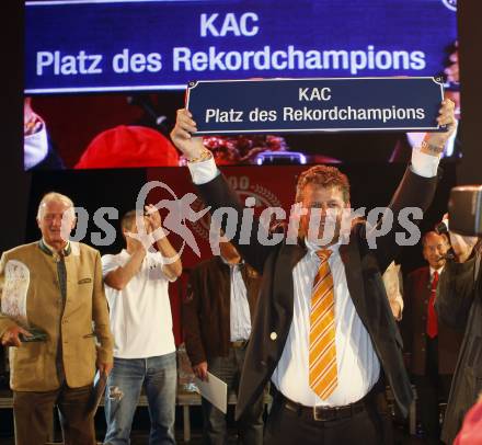 EBEL. Eishockey Bundesliga. 100 Jahr Feier KAC. Stadtrat Manfred Mertel, Buergermeister Christian Scheider mit der Tafel Platz des Rekordchampions. Klagenfurt, am 19.9.2009.
Foto: Kuess
---
pressefotos, pressefotografie, kuess, qs, qspictures, sport, bild, bilder, bilddatenbank