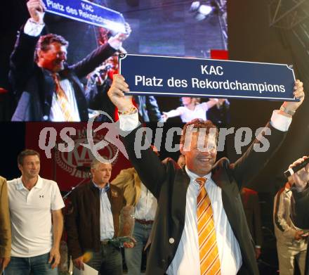 EBEL. Eishockey Bundesliga. 100 Jahr Feier KAC. Buergermeister Christian Scheider mit der Tafel Platz des Rekordchampions. Klagenfurt, am 19.9.2009.
Foto: Kuess
---
pressefotos, pressefotografie, kuess, qs, qspictures, sport, bild, bilder, bilddatenbank