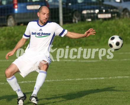 Fussball Kaerntner Liga. SK Maria Saal gegen SK Austria Kaernten 1b. Miroslav Marinkovic (Maria Saal). Maria Saal, am 19.9.2009.
Foto: Kuess
---
pressefotos, pressefotografie, kuess, qs, qspictures, sport, bild, bilder, bilddatenbank