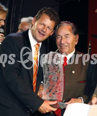 EBEL. Eishockey Bundesliga. 100 Jahr Feier KAC. Buergermeister Christian Scheider, Hans Wagner. Klagenfurt, am 19.9.2009.
Foto: Kuess
---
pressefotos, pressefotografie, kuess, qs, qspictures, sport, bild, bilder, bilddatenbank