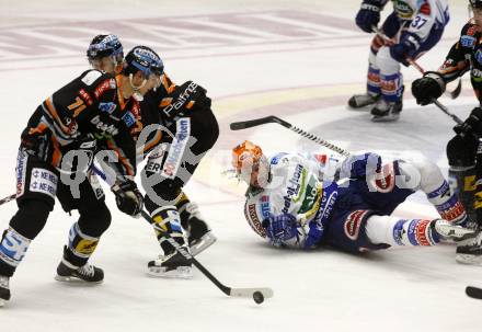 EBEL. Eishockey Bundesliga. VSV gegen EHC Liwest Linz. Kiel McLeod (VSV), Daniel Oberkofler (Linz). Villach, am 22.9.2009.
Foto: Kuess
---
pressefotos, pressefotografie, kuess, qs, qspictures, sport, bild, bilder, bilddatenbank