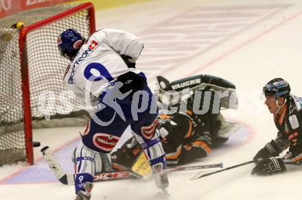 EBEL. Eishockey Bundesliga. VSV gegen EHC Liwest Linz. Christian Ban, (VSV), Alex Westlund (Linz). Villach, am 22.9.2009.
Foto: Kuess 


---
pressefotos, pressefotografie, kuess, qs, qspictures, sport, bild, bilder, bilddatenbank