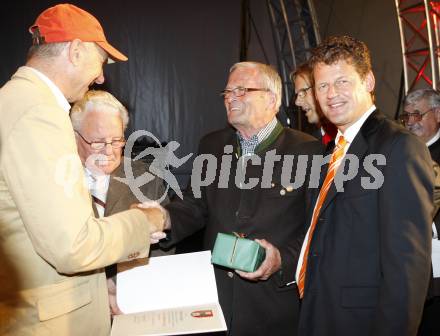 EBEL. Eishockey Bundesliga. 100 Jahr Feier KAC. Stadtrat Manfred Mertel, Dietmar Schani Lacker, Buergermeister Christian Scheider. Klagenfurt, am 19.9.2009.
Foto: Kuess
---
pressefotos, pressefotografie, kuess, qs, qspictures, sport, bild, bilder, bilddatenbank