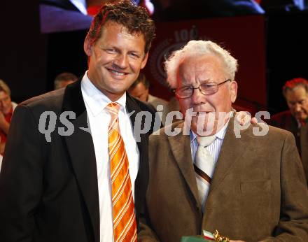 EBEL. Eishockey Bundesliga. 100 Jahr Feier KAC. Buergermeister Christian Scheider, Willi Kraxner (Boxen). Klagenfurt, am 19.9.2009.
Foto: Kuess
---
pressefotos, pressefotografie, kuess, qs, qspictures, sport, bild, bilder, bilddatenbank