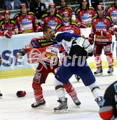 EBEL. Eishockey Bundesliga. KAC gegen KHL Medvescak Zagreb. Schlaegerei, Rauferei. Sean Brown,  (KAC), Joel Prpic (Zagreb). Klagenfurt, am 25.9.2009.
Foto: Kuess 

---
pressefotos, pressefotografie, kuess, qs, qspictures, sport, bild, bilder, bilddatenbank