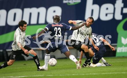 Fussball. Tipp3-Bundesliga. SK Austria Kelag Kaernten  gegen Red Bull Salzburg.  Wolfgang Mair, Christian Prawda (Austria Kaernten), Ibrahim Sekagya, Franz Schiemer (Red Bull Salzburg). Klagenfurt, 26.9.2009. 
Foto: Kuess 
---
pressefotos, pressefotografie, kuess, qs, qspictures, sport, bild, bilder, bilddatenbank