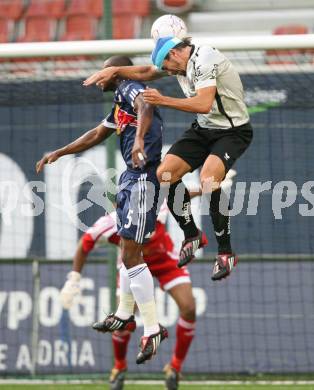 Fussball. Tipp3-Bundesliga. SK Austria Kelag Kaernten  gegen Red Bull Salzburg.  Fernando Troyansky (Austria Kaernten), Rabiu Afolabi (Red Bull Salzburg). Klagenfurt, 26.9.2009. 
Foto: Kuess 
---
pressefotos, pressefotografie, kuess, qs, qspictures, sport, bild, bilder, bilddatenbank