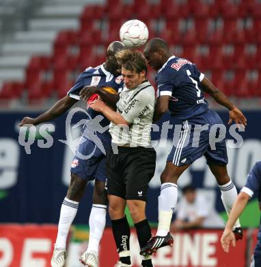 Fussball. Tipp3-Bundesliga. SK Austria Kelag Kaernten  gegen Red Bull Salzburg.  Marc Sand (Austria Kaernten), Rabiu Afolabi, Ibrahim Sekagya (Red Bull Salzburg). Klagenfurt, 26.9.2009. 
Foto: Kuess 
---
pressefotos, pressefotografie, kuess, qs, qspictures, sport, bild, bilder, bilddatenbank