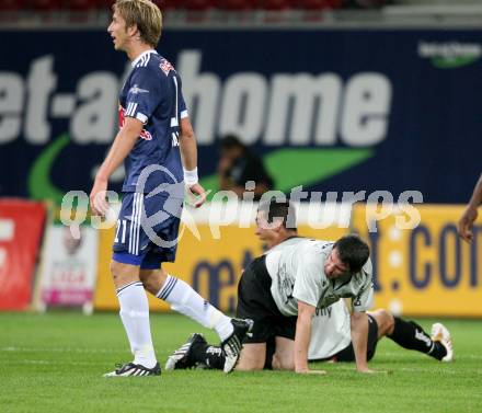 Fussball. Tipp3-Bundesliga. SK Austria Kelag Kaernten  gegen Red Bull Salzburg.  Martin Hiden, Martin Zivny (Austria Kaernten),  Marc Janko (Red Bull Salzburg). Klagenfurt, 26.9.2009. Foto: Kuess
---
pressefotos, pressefotografie, kuess, qs, qspictures, sport, bild, bilder, bilddatenbank