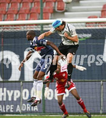 Fussball. Tipp3-Bundesliga. SK Austria Kelag Kaernten  gegen Red Bull Salzburg.  Fernando Troyansky (Austria Kaernten), Rabiu Afolabi (Red Bull Salzburg). Klagenfurt, 26.9.2009. 
Foto: Kuess 
---
pressefotos, pressefotografie, kuess, qs, qspictures, sport, bild, bilder, bilddatenbank