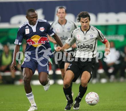 Fussball. Tipp3-Bundesliga. SK Austria Kelag Kaernten  gegen Red Bull Salzburg.  Jocelyn Blanchard (Austria Kaernten), Somen Tchoyi  (Red Bull Salzburg). Klagenfurt, 26.9.2009.
Foto: Kuess  

---
pressefotos, pressefotografie, kuess, qs, qspictures, sport, bild, bilder, bilddatenbank