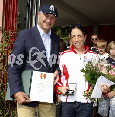 Rudern. Ehrung Michaela Taupe-Traer. Sportstadtrat Manfred Mertel, Michaela Taupe-Traer. Klagenfurt, am 27.9.2009.
Foto: Kuess
---
pressefotos, pressefotografie, kuess, qs, qspictures, sport, bild, bilder, bilddatenbank