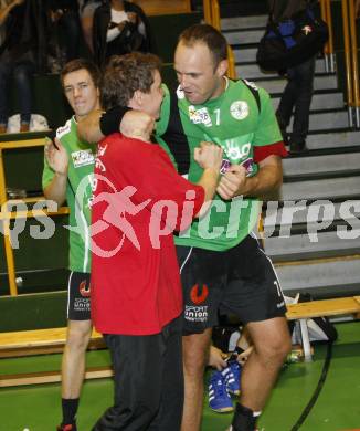 Handball. Bundesliga. HCK gegen SC Ferlach. Jubel Trainer Michael Mueller Pontsch, G. Radovic (HCK).
Viktring, 19.9.2009.
Foto: Kuess
---
pressefotos, pressefotografie, kuess, qs, qspictures, sport, bild, bilder, bilddatenbank