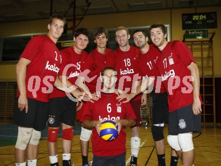 Volleyball Bundesliga. VBK Loewen. Von links: Andrew Tallas, Paul Robidoux, Paul Kjos, Nick Lamoureux, Martin Rochon, Ryan Decosse; Hansi Huber. Klagenfurt, 23.9.2009.
Foto: Kuess
---
pressefotos, pressefotografie, kuess, qs, qspictures, sport, bild, bilder, bilddatenbank