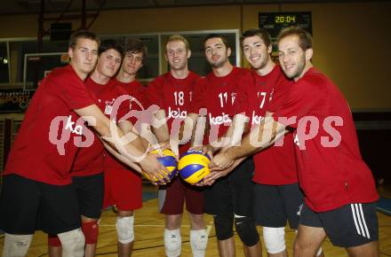 Volleyball Bundesliga. VBK Loewen. Von links: Andrew Tallas, Paul Robidoux, Paul Kjos, Nick Lamoureux, Martin Rochon, Ryan Decosse, Hansi Huber. Klagenfurt, 23.9.2009.
Foto: Kuess
---
pressefotos, pressefotografie, kuess, qs, qspictures, sport, bild, bilder, bilddatenbank