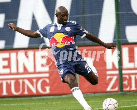 Fussball. Tipp3-Bundesliga. SK Austria Kelag Kaernten  gegen Red Bull Salzburg.  Ibrahim Sekagya (Red Bull Salzburg). Klagenfurt, 26.9.2009. 
Foto: Kuess

---
pressefotos, pressefotografie, kuess, qs, qspictures, sport, bild, bilder, bilddatenbank