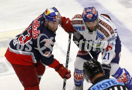 EBEL. Eishockey Bundesliga. VSV gegen EC Red Bull Salzburg. Nikolas Petrik, (VSV), Jeremy Rebek (Salzburg). Villach, am 29.9.2009.
Foto: Kuess 


---
pressefotos, pressefotografie, kuess, qs, qspictures, sport, bild, bilder, bilddatenbank