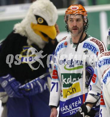 EBEL. Eishockey Bundesliga. VSV gegen EC Red Bull Salzburg. Maskottchen Villi, Kiel McLeod (VSV). Villach, am 29.9.2009.
Foto: Kuess 


---
pressefotos, pressefotografie, kuess, qs, qspictures, sport, bild, bilder, bilddatenbank