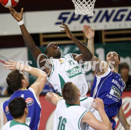 Basketball Bundesliga. Woerthersee Piraten gegen Gmunden. Philip McCandies (Piraten), Vilius Gabsys (Gmunden).  Klagenfurt, 10.10.2009
Foto: Kuess

---
pressefotos, pressefotografie, kuess, qs, qspictures, sport, bild, bilder, bilddatenbank