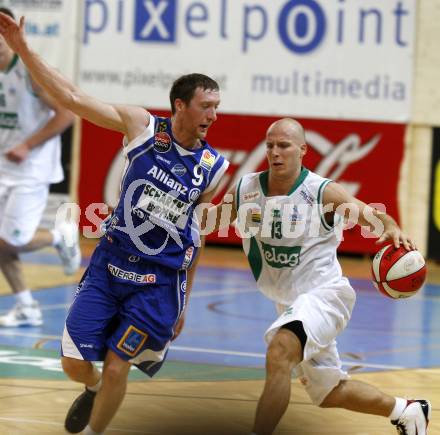 Basketball Bundesliga. Woerthersee Piraten gegen Gmunden. Davor Sattler,  (Piraten), Peter Huetter (Gmunden).  Klagenfurt, 10.10.2009
Foto: Kuess

---
pressefotos, pressefotografie, kuess, qs, qspictures, sport, bild, bilder, bilddatenbank