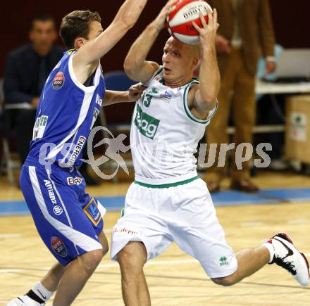 Basketball Bundesliga. Woerthersee Piraten gegen Gmunden. Davor Sattler,  (Piraten), Thomas Stelzer (Gmunden).  Klagenfurt, 10.10.2009
Foto: Kuess

---
pressefotos, pressefotografie, kuess, qs, qspictures, sport, bild, bilder, bilddatenbank