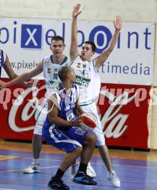 ABL. Basketball Bundesliga. Kelag Woerthersee Piraten gegen Swans Gmunden. Rasid Mahalbasic, Martin Breithuber (Piraten), Ian Boylan (Gmunden). Klagenfurt, am 10.10.2009.
Foto: Kuess
---
pressefotos, pressefotografie, kuess, qs, qspictures, sport, bild, bilder, bilddatenbank