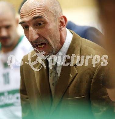 ABL. Basketball Bundesliga. Kelag Woerthersee Piraten gegen Swans Gmunden. Trainer Nenad Videka (Piraten). Klagenfurt, am 10.10.2009.
Foto: Kuess
---
pressefotos, pressefotografie, kuess, qs, qspictures, sport, bild, bilder, bilddatenbank