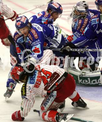 EBEL. Eishockey Bundesliga. EC Pasut VSV gegen KAC.  Christian Ban, (VSV), Raphael Herburger (KAC). Villach, am 11.10.2009.
Foto: Nadja Kuess 


---
pressefotos, pressefotografie, kuess, qs, qspictures, sport, bild, bilder, bilddatenbank