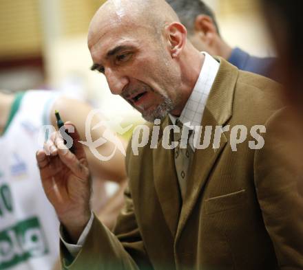 ABL. Basketball Bundesliga. Kelag Woerthersee Piraten gegen Swans Gmunden. Trainer Nenad Videka (Piraten). Klagenfurt, am 10.10.2009.
Foto: Kuess
---
pressefotos, pressefotografie, kuess, qs, qspictures, sport, bild, bilder, bilddatenbank