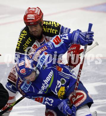 EBEL. Eishockey Bundesliga. EC Pasut VSV gegen KAC.  Mikael Wahlberg, (VSV), Jeff Shantz (KAC). Villach, am 11.10.2009.
Foto: Kuess 


---
pressefotos, pressefotografie, kuess, qs, qspictures, sport, bild, bilder, bilddatenbank