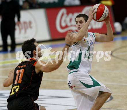 ABL. Basketball Bundesliga. Woerthersee Piraten gegen Fuerstenfeld Panthers. Martin Breithuber (Piraten), Alexander Nunner (Fuerstenfeld). KLagenfurt, am 15.10.2009.
Foto: Kuess 
---
pressefotos, pressefotografie, kuess, qs, qspictures, sport, bild, bilder, bilddatenbank