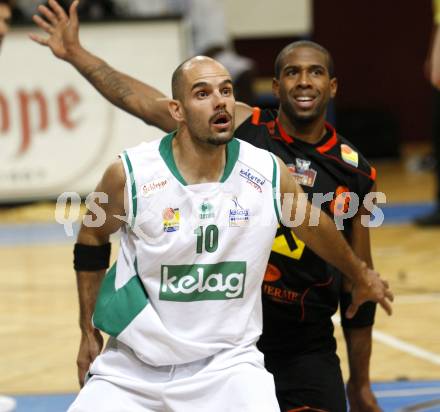 Basketball Bundesliga. Kelag Woerthersee Piraten gegen Fuerstenfeld Panthers. Joachim Buggelsheim,  (Piraten), Tim Burnette (Fuerstenfeld). Klagenfurt, am 15.10.2009.
Foto: Kuess

---
pressefotos, pressefotografie, kuess, qs, qspictures, sport, bild, bilder, bilddatenbank