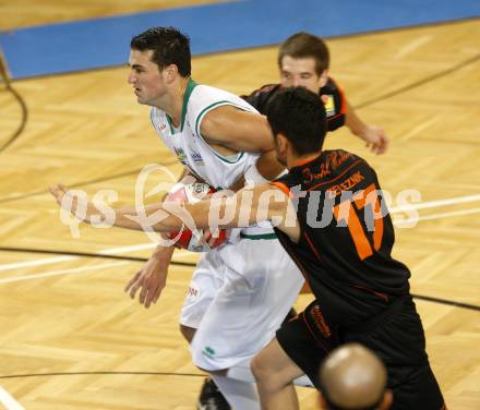 Basketball Bundesliga. Kelag Woerthersee Piraten gegen Fuerstenfeld Panthers. Admir Aljic,  (Piraten), Zeleznik (Fuerstenfeld). Klagenfurt, am 15.10.2009.
Foto: Kuess

---
pressefotos, pressefotografie, kuess, qs, qspictures, sport, bild, bilder, bilddatenbank