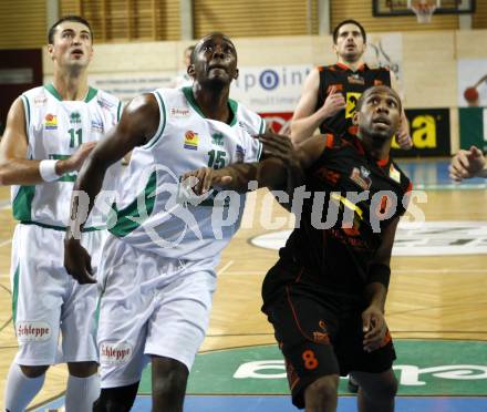 Basketball Bundesliga. Kelag Woerthersee Piraten gegen Fuerstenfeld Panthers. Phil McCandies,  (Piraten), Tim Burnette (Fuerstenfeld). Klagenfurt, am 15.10.2009.
Foto: Kuess

---
pressefotos, pressefotografie, kuess, qs, qspictures, sport, bild, bilder, bilddatenbank