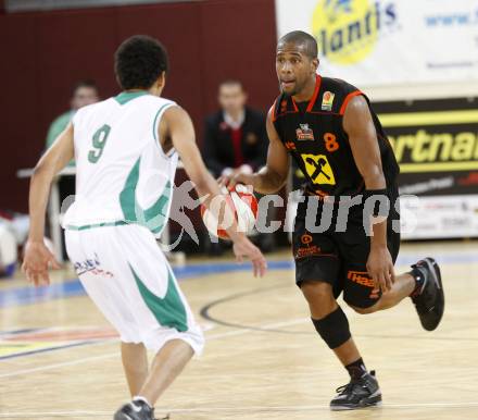 Basketball Bundesliga. Kelag Woerthersee Piraten gegen Fuerstenfeld Panthers. Samuel Baschlechner,  (Piraten), Tim Burnette (Fuerstenfeld). Klagenfurt, am 15.10.2009.
Foto: Kuess

---
pressefotos, pressefotografie, kuess, qs, qspictures, sport, bild, bilder, bilddatenbank