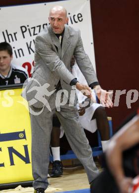 ABL. Basketball Bundesliga. Woerthersee Piraten gegen Fuerstenfeld Panthers. Trainer Nenad Videka (Piraten). KLagenfurt, am 15.10.2009.
Foto: Kuess 
---
pressefotos, pressefotografie, kuess, qs, qspictures, sport, bild, bilder, bilddatenbank