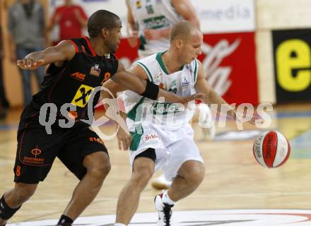 Basketball Bundesliga. Kelag Woerthersee Piraten gegen Fuerstenfeld Panthers. Davor Sattler,  (Piraten), Tim Burnette (Fuerstenfeld). Klagenfurt, am 15.10.2009.
Foto: Kuess

---
pressefotos, pressefotografie, kuess, qs, qspictures, sport, bild, bilder, bilddatenbank