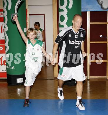 ABL. Basketball Bundesliga. Woerthersee Piraten gegen Fuerstenfeld Panthers. Davor Sattler (Piraten) mit Nachwuchsspieler. KLagenfurt, am 15.10.2009.
Foto: Kuess 
---
pressefotos, pressefotografie, kuess, qs, qspictures, sport, bild, bilder, bilddatenbank