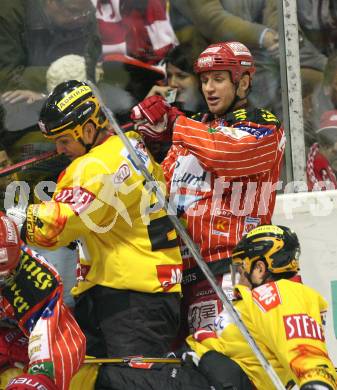 EBEL. Eishockey Bundesliga. KAC gegen EV Vienna Capitals.  Mike Craig,  (KAC), Sean Selmser (Vienna Capitals). Klagenfurt, am 16.10.2009.
Foto: Kuess 

---
pressefotos, pressefotografie, kuess, qs, qspictures, sport, bild, bilder, bilddatenbank