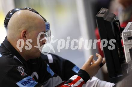 EBEL. Eishockey Bundesliga. KAC gegen EV Vienna Capitals. Schiedsrichter Wolfgang Fussi am PC ueberprueft eine Spielsituation aufgenommen mit Torkamera. Klagenfurt, am 16.10.2009.
Foto: Kuess 

---
pressefotos, pressefotografie, kuess, qs, qspictures, sport, bild, bilder, bilddatenbank